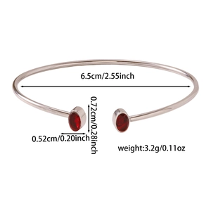 Dettagli del bracciale in acciaio argento con misure 6,5 cm e pietre rosse