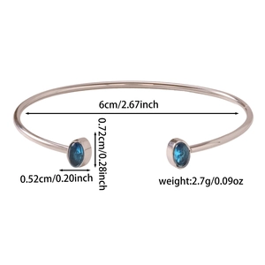 Dettaglio del bracciale rigido in acciaio argento con cristalli blu e misure