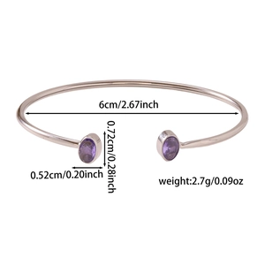 Dettaglio del bracciale aperto argento con diametro 6 cm e gemme viola alle punte