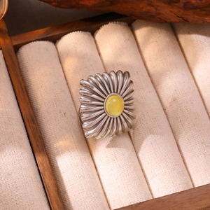 Vue détaillée d'une bague vintage en argent avec pierre de soleil et motifs radiaux
