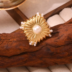 Bague vintage dorée texturée avec perle ronde centrale et détails de petites perles