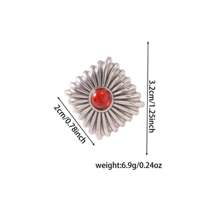 Détails de la broche vintage avec pierre rouge, dimensions et texture de métal argenté