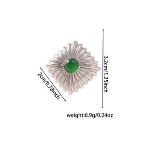 Vue détaillée des dimensions d'une bague vintage argentée avec pierre verte centrale