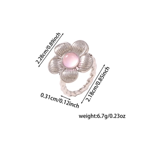 Detailed view of the 18K gold plated flower ring with dimension and weight specifications
