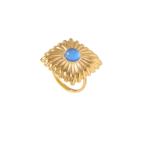 Bague vintage dorée avec design soleil et pierre de cristal bleu sur fond blanc épuré
