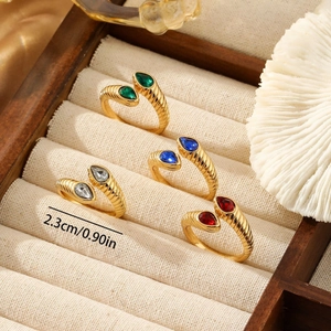Bagues ajustables vintage en acier inoxydable avec zircons colorés sur bois