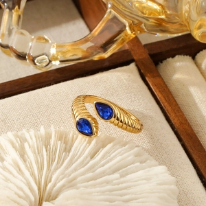 Bague vintage ajustable dorée avec texture en spirale et deux zircons bleus poire