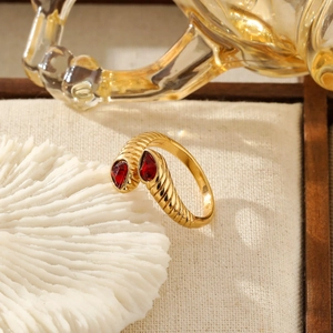 Bague serpent vintage en or avec zircons rouges poire dans un design ouvert ajustable