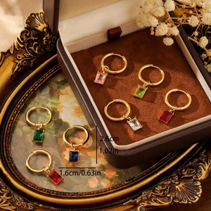 Elegante 18K vergoldete Ohrringe mit rechteckigen Kristallanhängern in bunten Farben