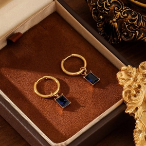 Französische 18K Gold Creolen mit rechteckigen blauen Saphir Zirkonia in einer Schmuckschatulle