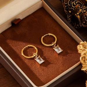 Minimalistische 18K Gold Ohrringe mit rechteckigem Zirkonia auf Samt-Schmuckkästchen