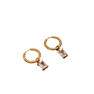 Minimalistische 18K Gold Ohrringe mit rechteckigen Kristallanhängern auf weißem Grund