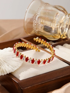 Dettaglio di zirconi marquise rossi e bianchi su un bracciale aperti placcato oro 18K