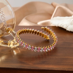 Bracciale regolabile in acciaio al titanio dorato con zirconi marquise rosa e bianchi