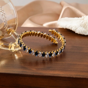 Lussuoso bracciale a spirale placcato oro 18K con zirconi blu e bianchi taglio marquise