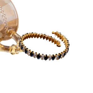 Bracciale regolabile in acciaio al titanio placcato oro 18K con zirconi blu e bianchi