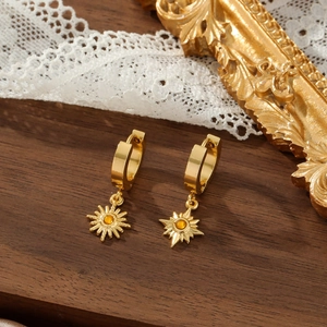 Vintage 18k gold plated sunburst hoop earrings with amber zircon in a retro aesthetic