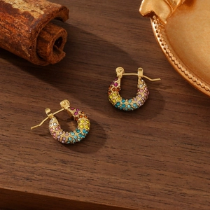Pendientes de aro en acero dorado con circonitas arcoíris y diseño elegante en U