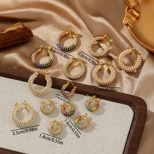 Pendientes de aro dorados de acero inoxidable con circonitas y perlas en tres tamaños