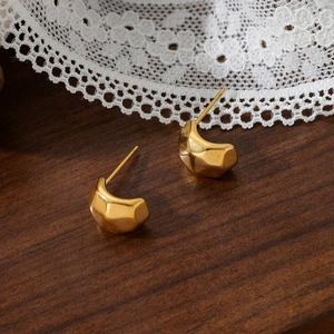 Golden geometric C-shaped hoop earrings with a chunky chain link texture in stainless steel