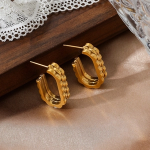 Golden stainless steel U-shaped earrings featuring a chain-link textured geometric design