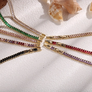 Collier élégant en titane plaqué or 18k avec zircons carrés colorés et fermoir boucle