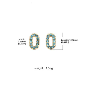 Détail avec dimensions des boucles d'oreilles ovales dorées serties de zircons bleus