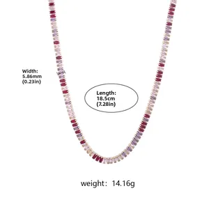 Vue détaillée du collier doré en zircone colorée avec largeur de 5,86 mm et dimensions