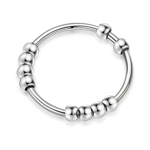Makro-Detail von polierten Edelstahlperlen auf minimalistischem Anti-Angst-Spinner-Ring
