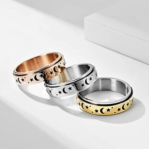 Set de tres anillos giratorios antiestrés con grabados de estrellas y lunas en tres colores