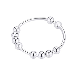 Detail eines silbernen Anti-Stress-Rings aus Titanstahl mit zehn beweglichen Perlen zum Entspannen