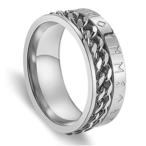 Détail d'une bague rotative viking argentée avec runes et insert de chaîne cubaine