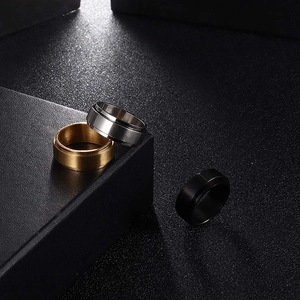 Anillos giratorios de acero de titanio cepillado mate en oro, plata y negro