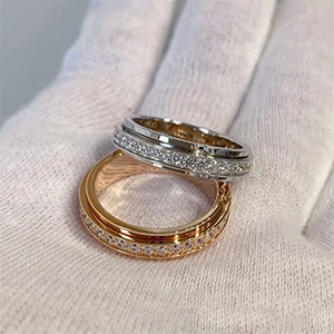 Bagues de couple étincelantes en acier titane et zircon doré et argenté serties
