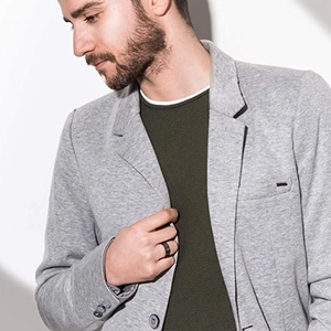 Detalle de blazer gris de punto con solapas clásicas y emblema de logo para hombres