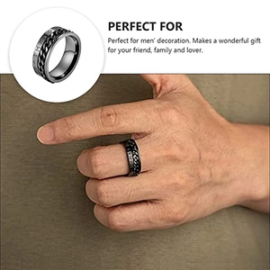 Bague rotative viking en acier inoxydable noir avec gravure latérale portée par un homme