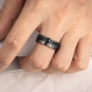 Détail de bague viking rotative avec chaîne noire et runes nordiques gravées