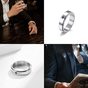 Vistas detalladas de anillo giratorio de cruz para hombre en acero plata con traje