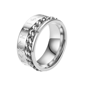 Détail macro d'une bague rotative en acier poli avec runes vikings et insertion de chaîne