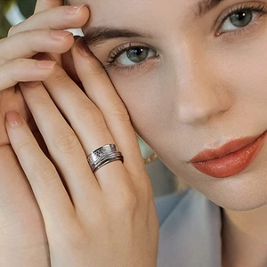 Anillo giratorio mariposa minimalista de plata con grabado floral y bandas rotativas