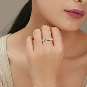 Bague pivotante en acier inoxydable avec sertissage classique en zircon pour femme