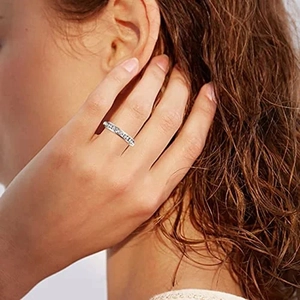 Gros plan d'une bague éternité étincelante en argent portée pour un style quotidien