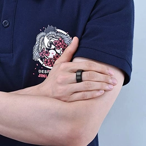 Minimalistische zwarte matglazen titaanstaal 8mm ring voor heren gedragen door model
