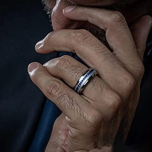 Κοντινή λήψη ανδρικού δαχτυλιδιού από τιτάνιο με μπλε λεπτομέρειες από ζιργκόν