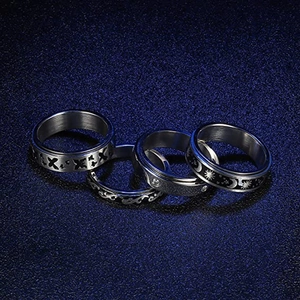Set de cuatro anillos de acero inoxidable con motivos celestiales de luna estrellas y mariposa