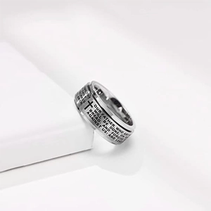Polierter Edelstahl-Spinner-Ring mit Vaterunser-Gravur und Kreuz-Detail