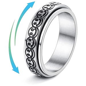 Vue détaillée d'une bague rotative avec smileys gravés en acier inoxydable brossé mat