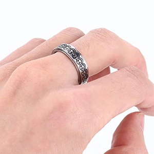 Gros plan sur une bague rotative argentée avec smileys gravés au style streetwear
