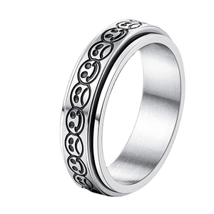 Vue macro d'une bague rotative en acier inoxydable argenté avec gravures de smileys