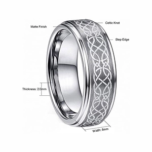 Bague 8mm en acier inoxydable mat argenté avec motif nœud celtique et bords en escalier